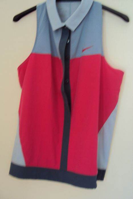 Продавам оригинална " NIKE"чисто нова блуза с етикет за тенис