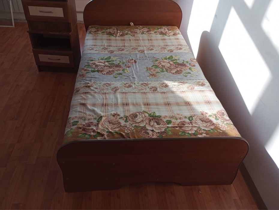Продам кровать с двумя тумбочками