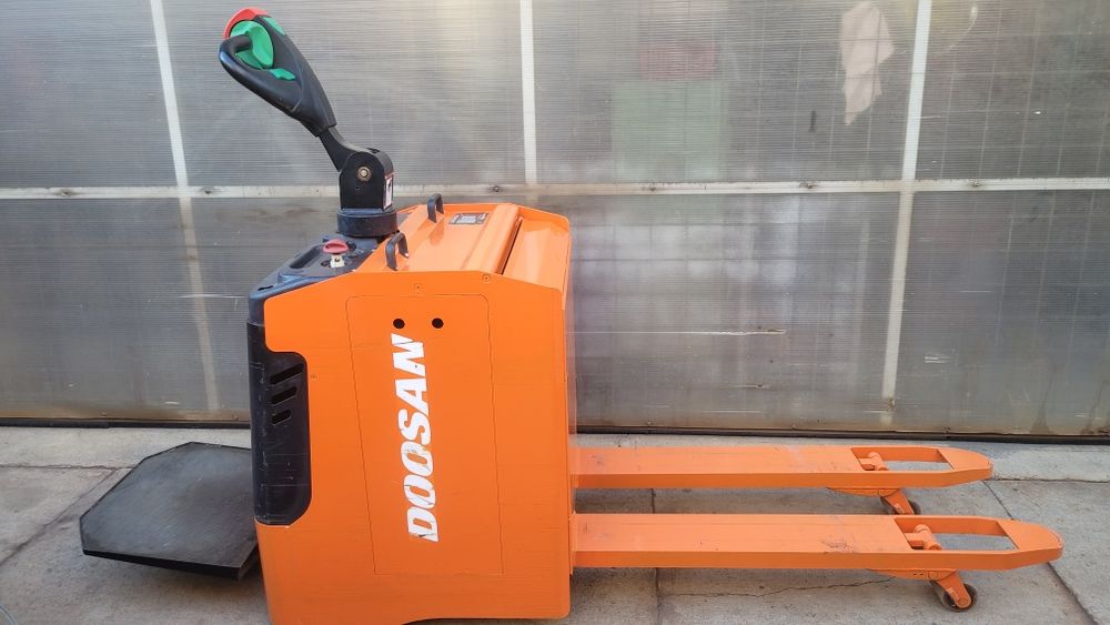 transpalet electric 2 tone doosan 20 mp  liza ridicare hidraulica marfa paleti