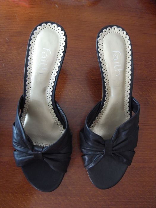 Продавам елегантни дамска чехли на ток, черни, марка Faith номер 36/3