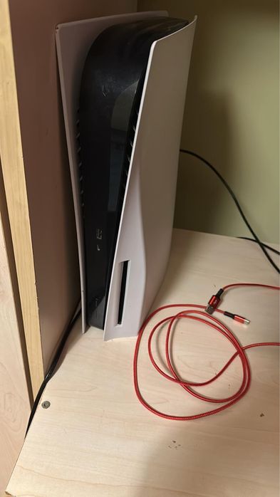 PlayStation 5 cu 2 gamepaduri, la cutie