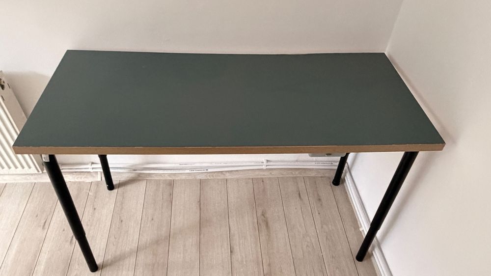 Birou IKEA LAGKAPTEN/OLOV, 140x60 cm – blat verde-gri, picioare reglabile