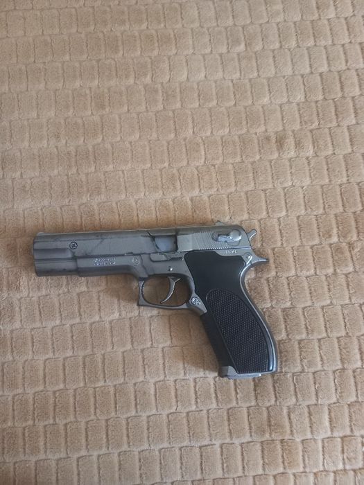 Pistol cu capse.
