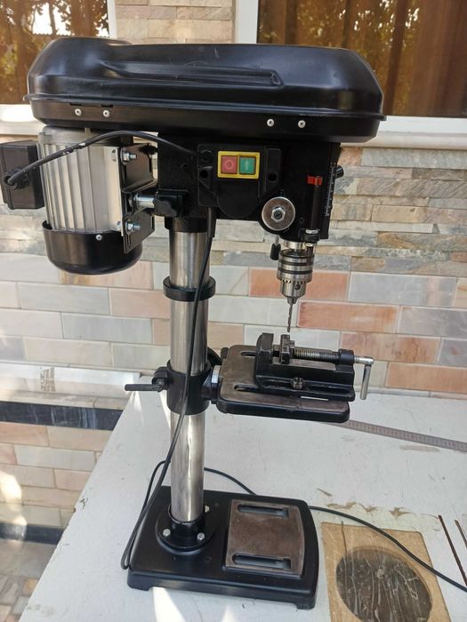 Сверлильный станок в идеальном состояние