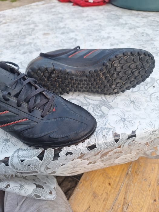 Ghete de fotbal pentru teren sintrtic in stare foarte buna  adidas nr 42 la 150 de lei NEGOCIABIL