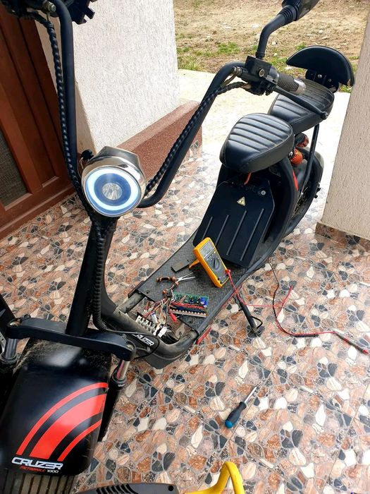 Reparați trotinete, triciclete, biciclete și scutere electrice.