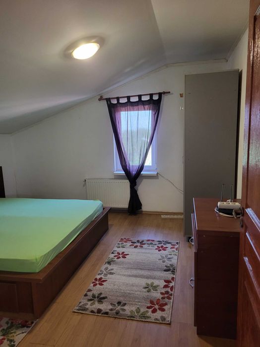 Inchiriez camera la curte