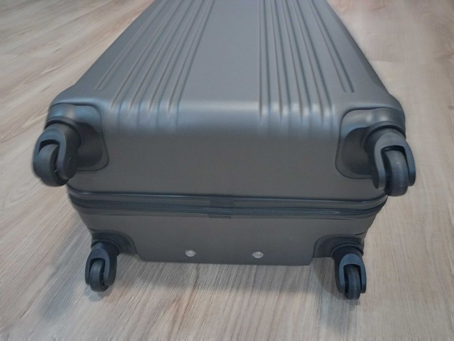 Елегантен Куфар Wings 28"