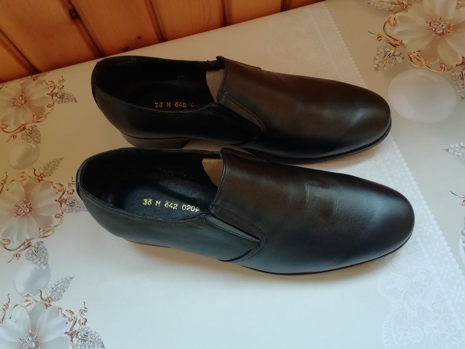 Продам туфли на мальчика 36р новые