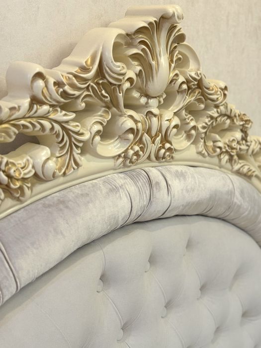 Кровать с прикроватнами тумбами