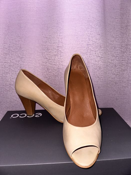 Pantofi crem cu toc din piele naturala