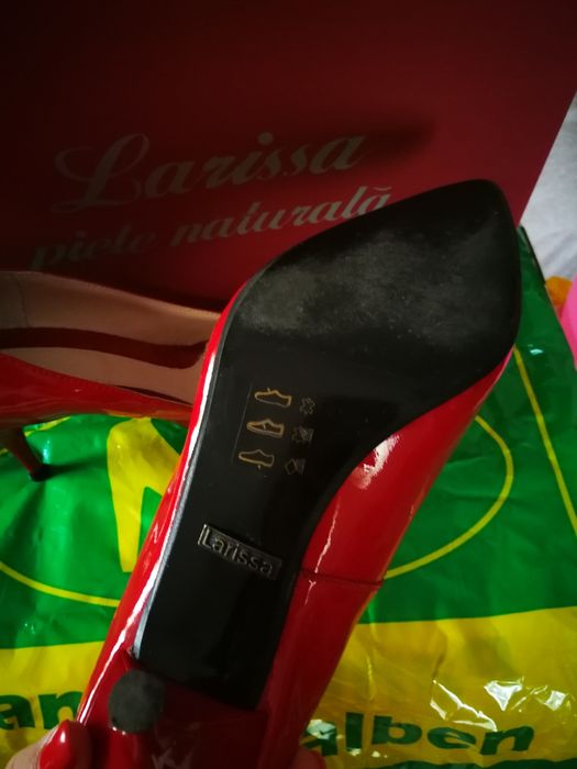 Vând pantofi eleganți din piele naturala