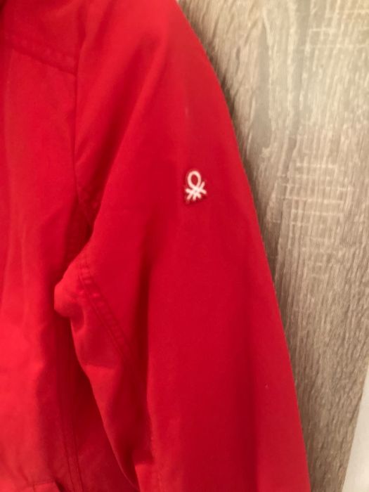 Яке на Benetton, червено