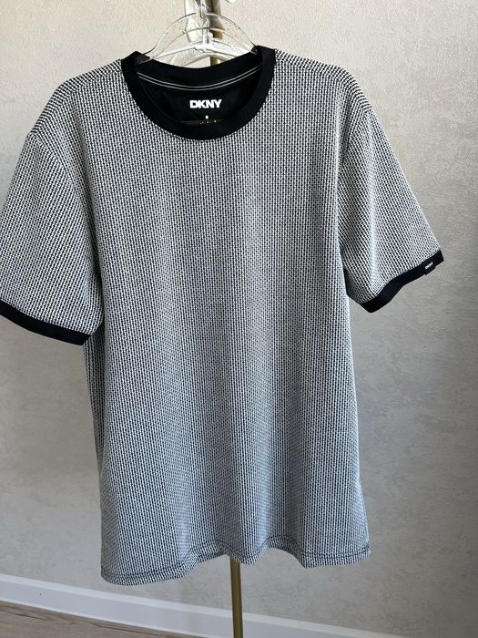 Футболки Guess, DKNY