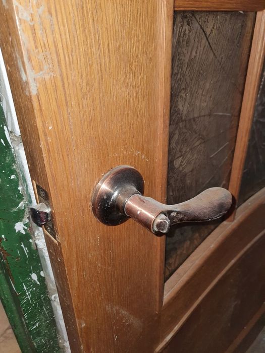 Продам деревянную дверь