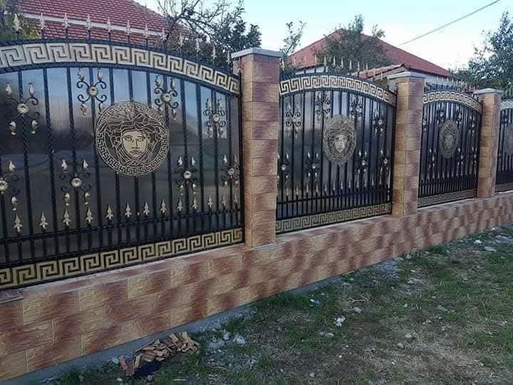 Porți, panouri de gard, balustrade din fier forjat și tablă decupată.