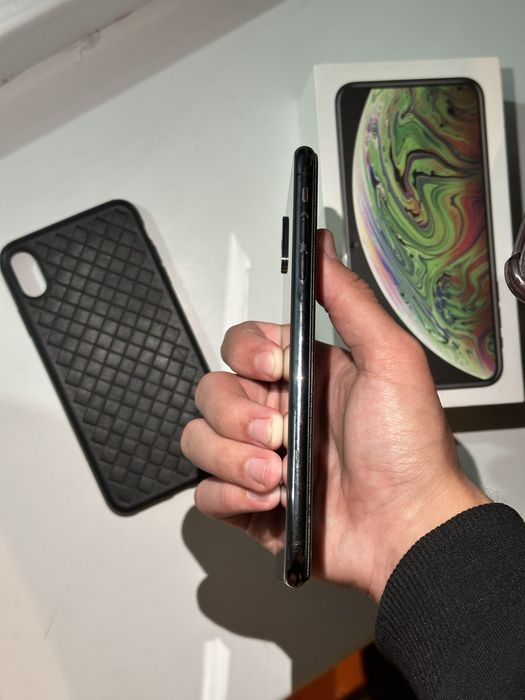Продается iPhone Xs max с коробкой