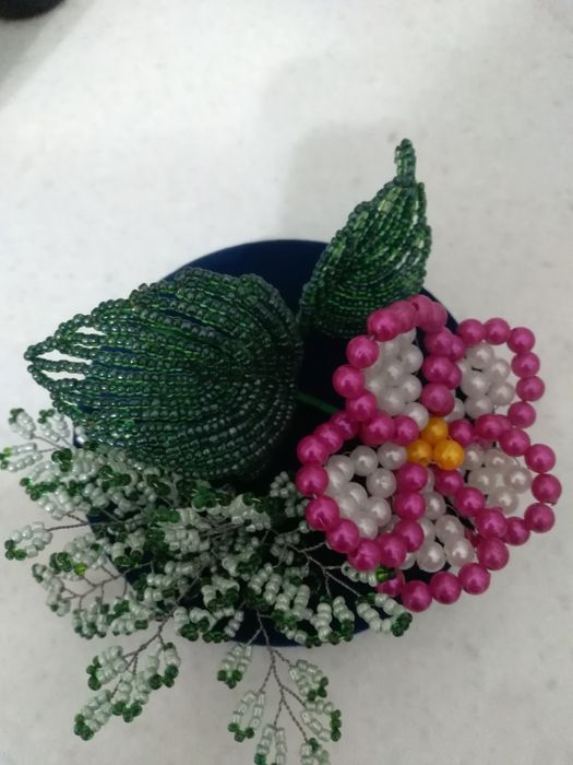 Продам цветы из бисера,  камушки для изготовления браслетов