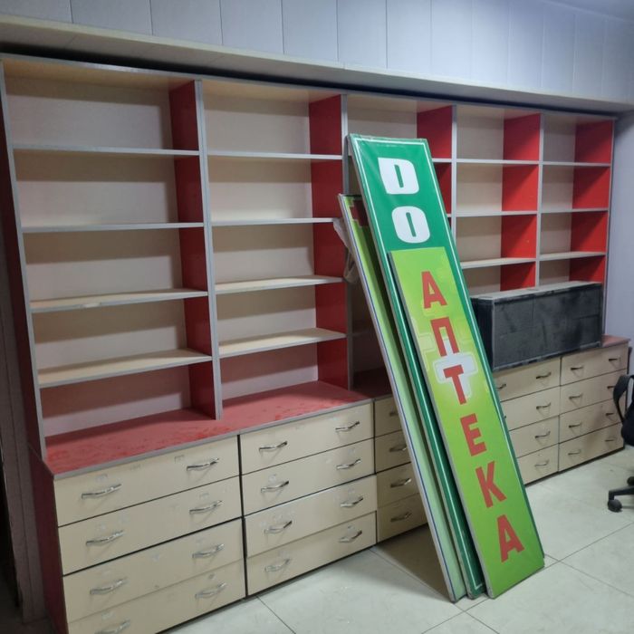 Продается Витрина и полки для Аптеки