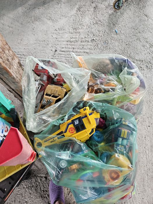 Toate jucăriile din imagine ( topogan , masinute , bicicleta,etc