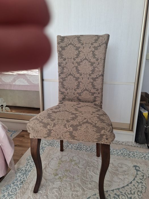 Продам стулья с чехлом.