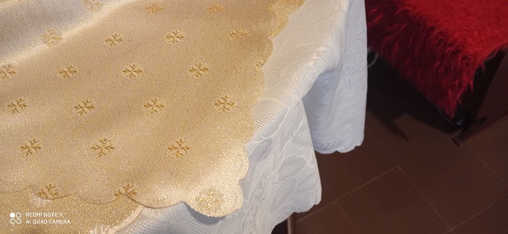 Продавам две луксозни покривки за маса