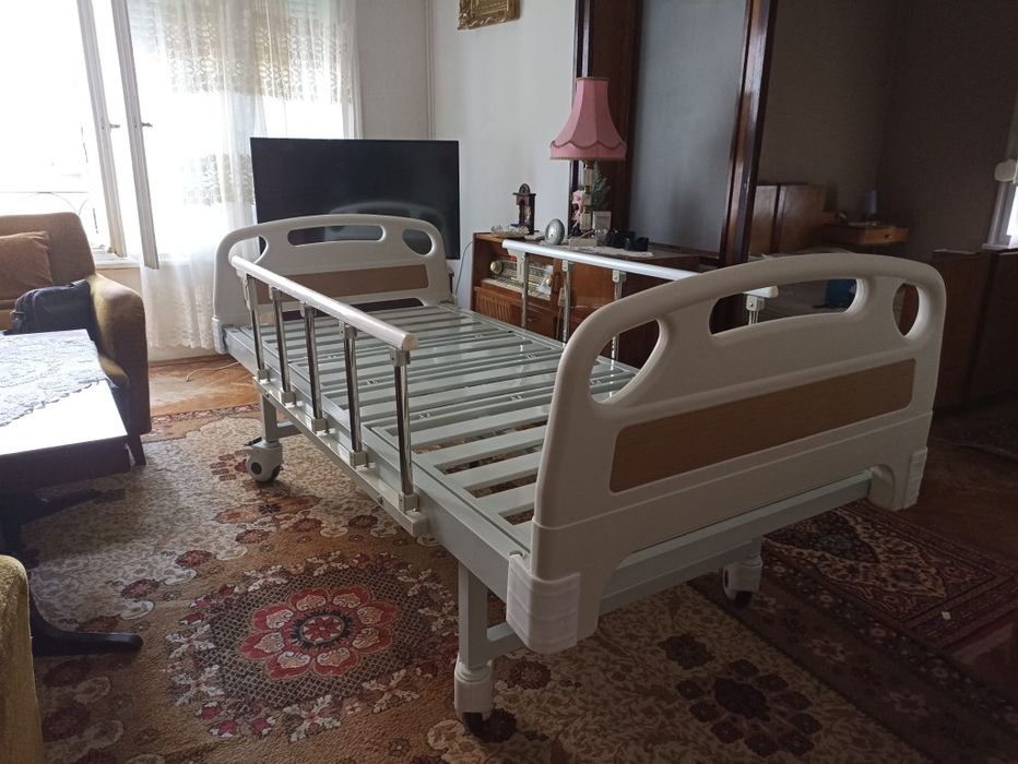 Болнично легло с механизъм