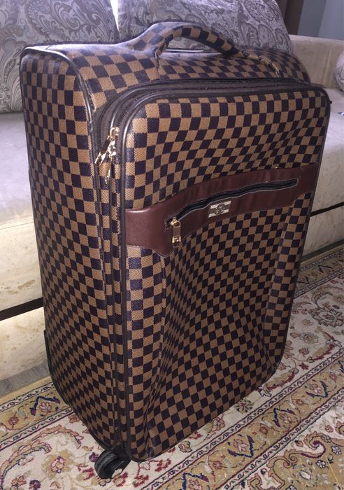 Чемодан среднего размера