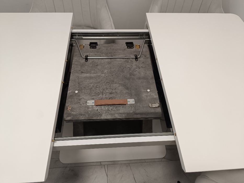 Трапезна разтегателна маса в бяло със светло сиво