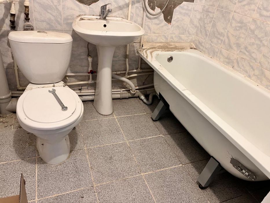 Раковина, унитаз в хорошем состоянии