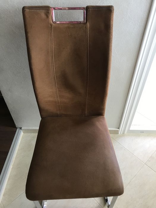 Стол с цвят канела