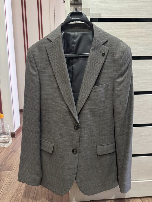 Серый костюм тройка
