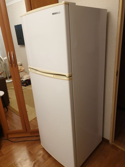 Холодильник б/у фирменный. Самсунг.