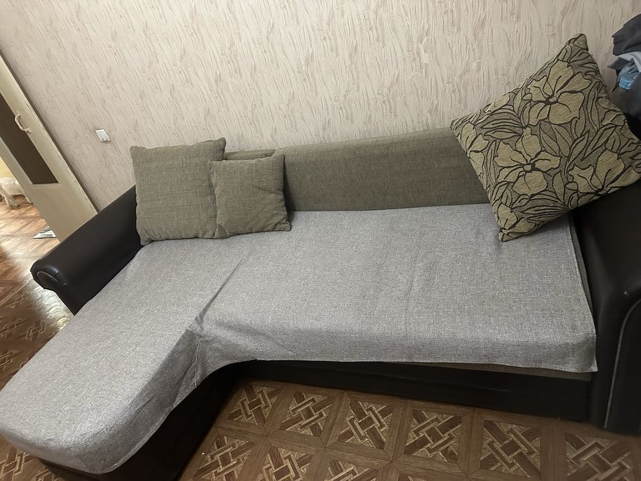 Диван угловой и падушуи имеются