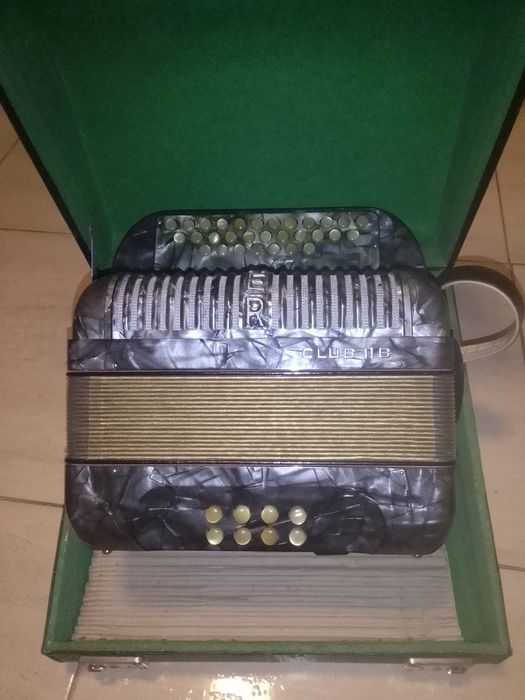vând acordeon hohner
