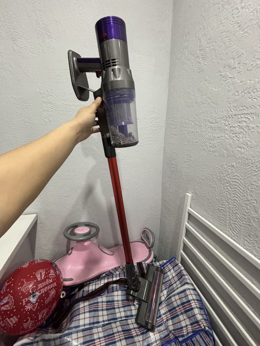 Продам пылесос вертикальный