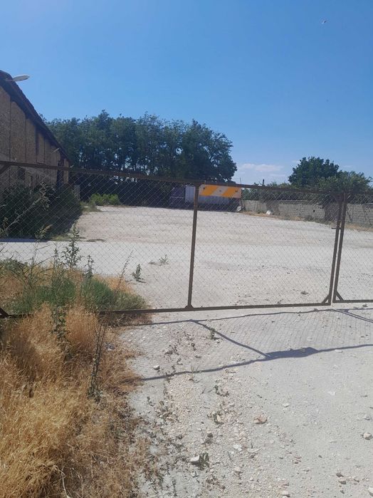 Давам под наем база с асфалтова площадка