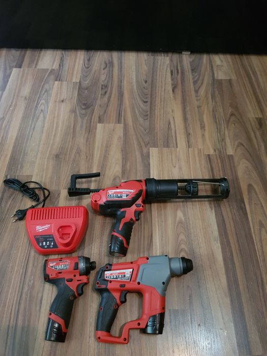 Set Milwaukee impact,rotopercutor si pistol de silicon