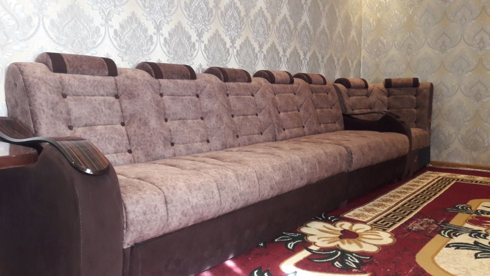 Угалок диван. Стол ва 2 та пуфикчаси билан.