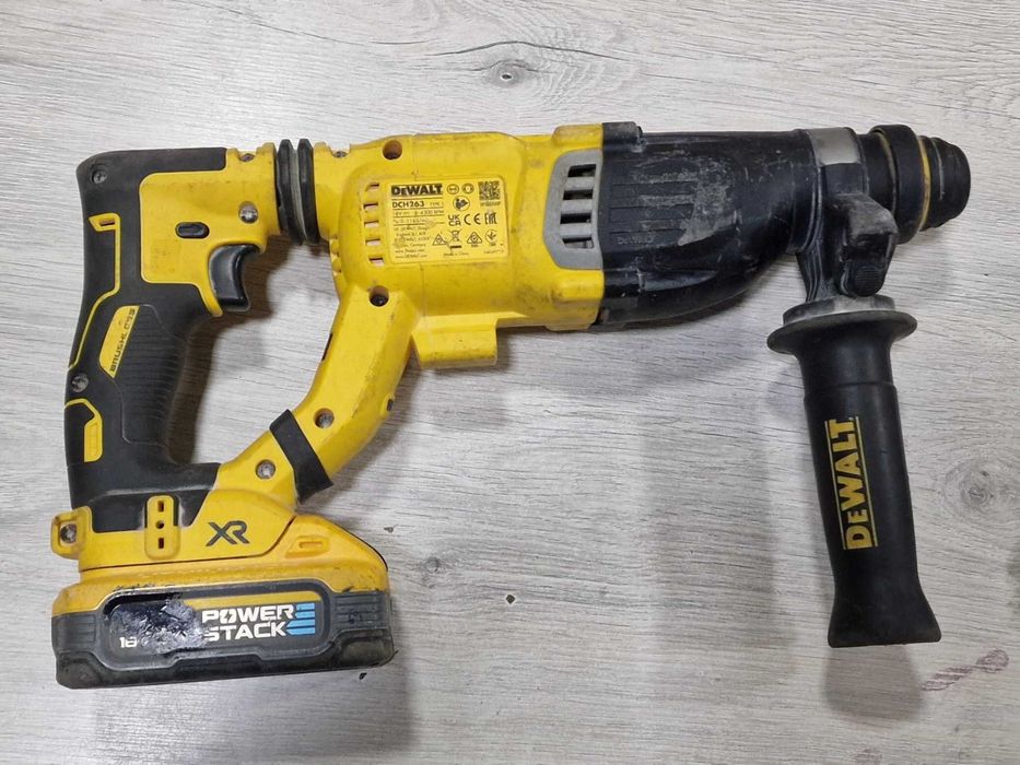 Акумулаторен перфоратор DeWalt XR DCH263P1, 18V, 3J, черно-жълт