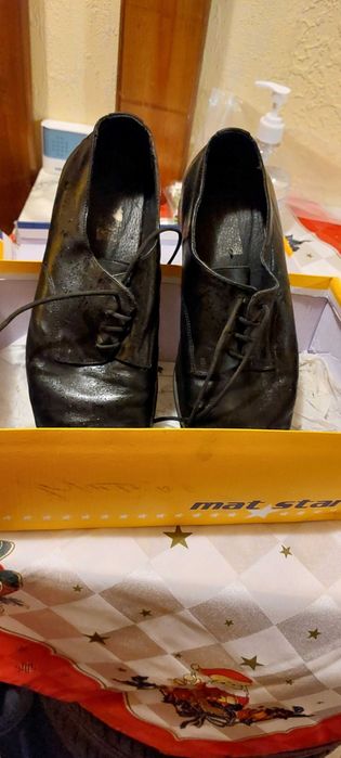 Продавам кожени обувки номер 43