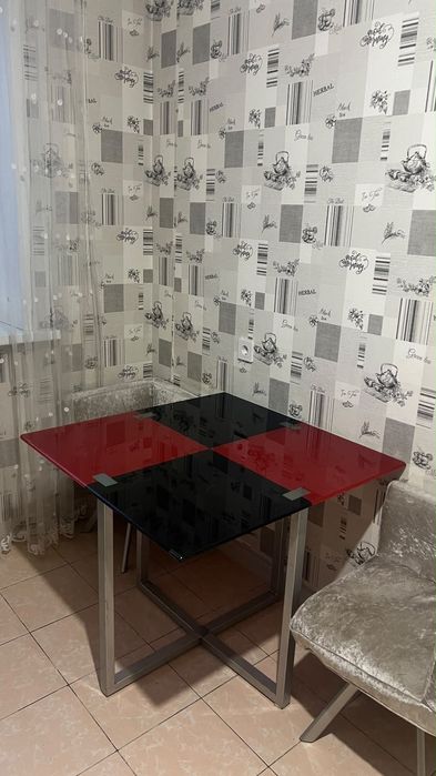Продам стол с 2 стульями