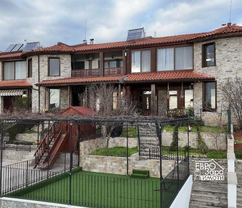 Двуетажна Къща с гараж за продажба в град Стара Загора