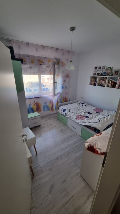 Vând apartament 3 camere în  Dumbrăvița