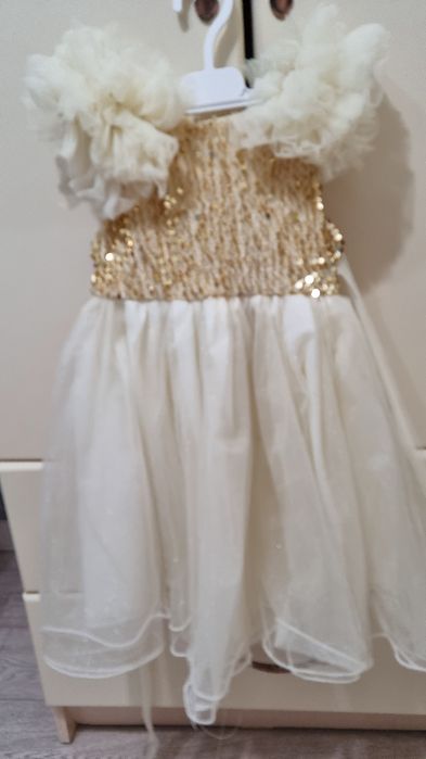 Нарядное жёлтое платье для девочки 2–4 лет