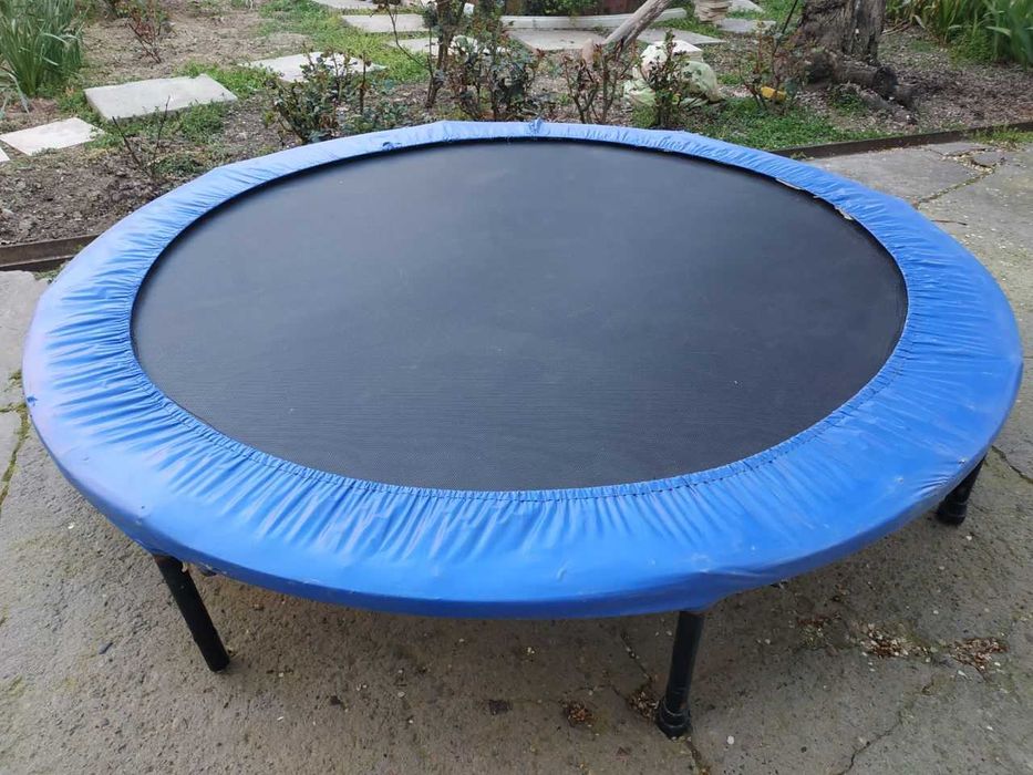 Батут диаметр 150 см. На вес человека около 40 - 50 кг макс.