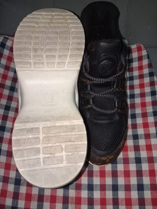 Продам женские кроссовки Luis Vuitton