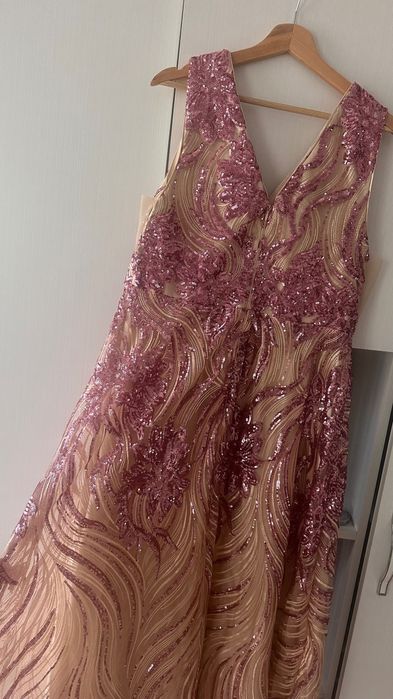 Официална рокля.