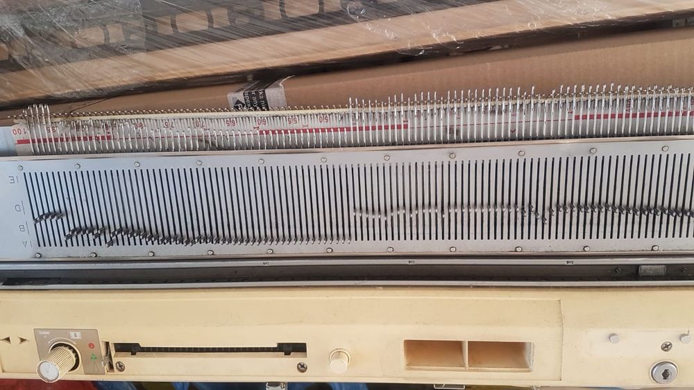 Продам вязальную машинку