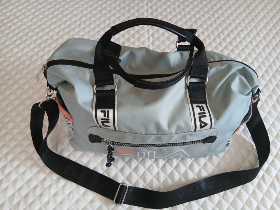 Продавам страхотна спортна дамска чанта / малък сак FILA.